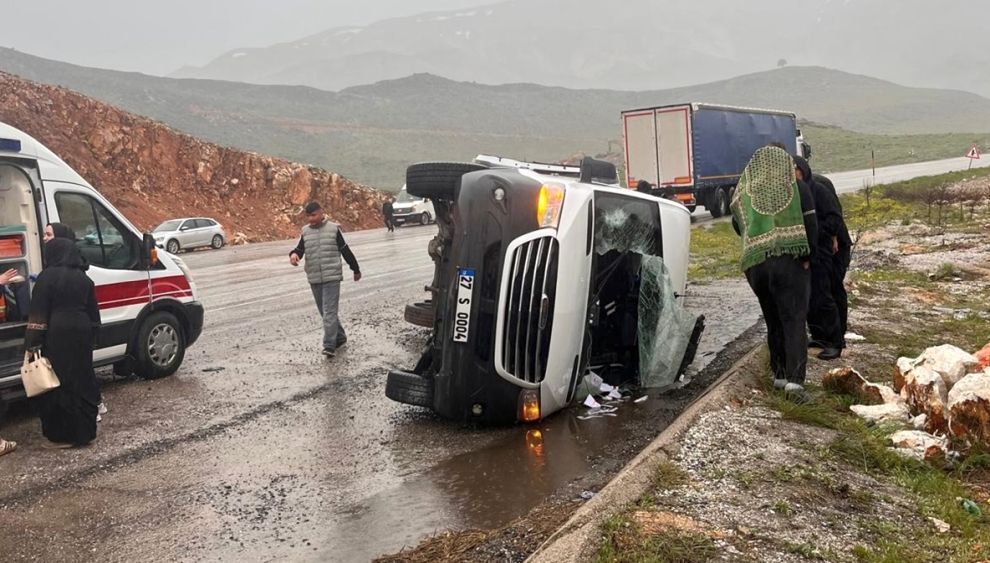 Malatya'ya Taziyeye Gelenleri Taşıyan Minibüs Devrildi: 11 Yaralı