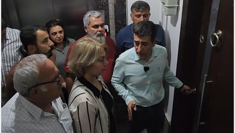 "Anahtarları Değiştirmişler, İlçe Binalarımıza Giremedik!"