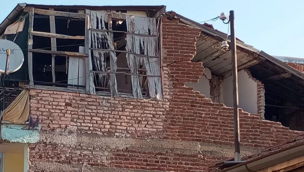 Deprem Nedeniyle 2 Katlı Evin Duvarı Çöktü