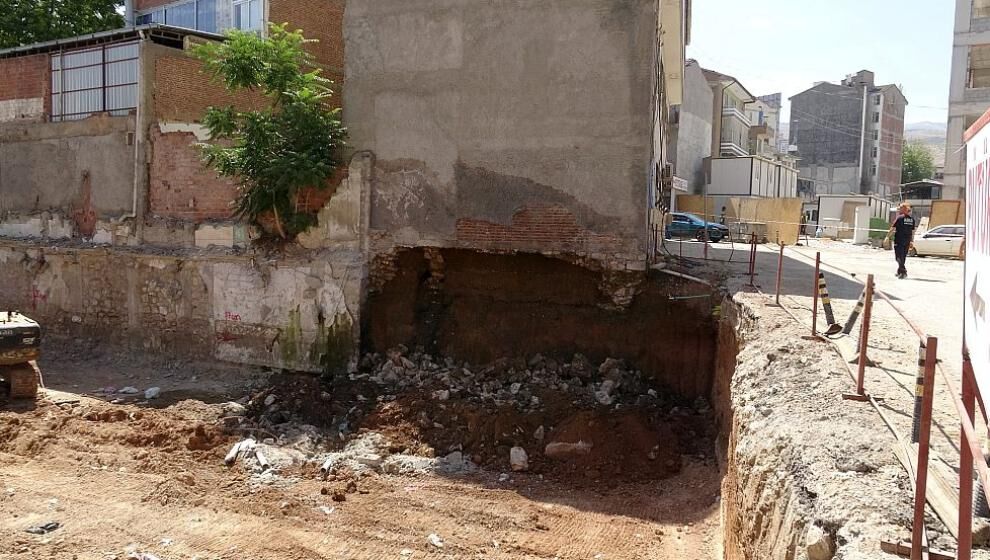 Temel Kazısı Yan Binada Göçüğe Neden Oldu!.