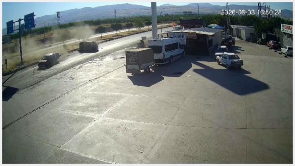 Pikapla Çarpışan Otomobil Takla Attı: 3 Yaralı