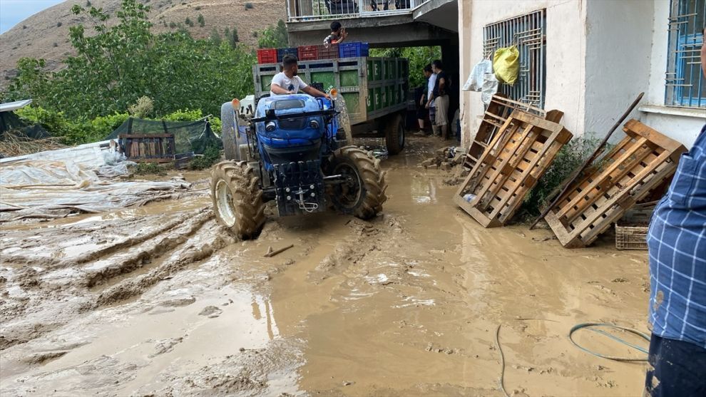 Sağanak Yağmur Su Baskınlarına Yol Açtı