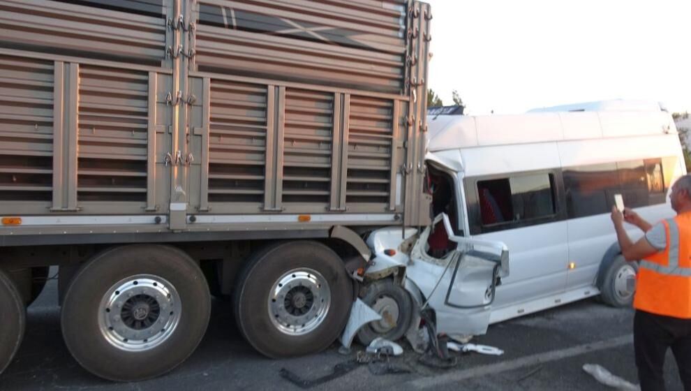  Tarım İşçilerini Taşıyan Minibüs TIR'a Çarptı.. 19 Yaralı