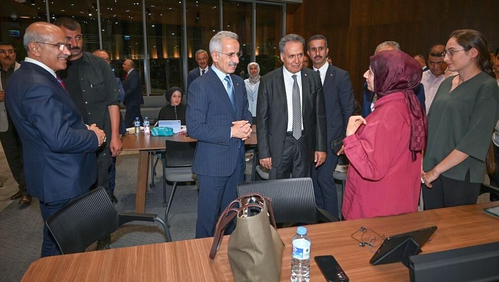 Bakan Uraloğlu Şehir Kütüphanesini Gezdi
