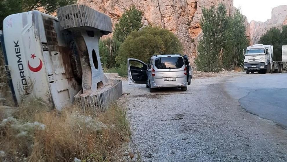 Darende İlçesinde İş Makinesi Devrildi