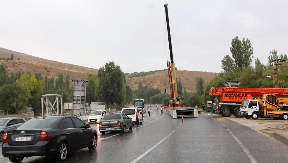 Darende'de Okul Taşınınca Üst Geçit Söküldü