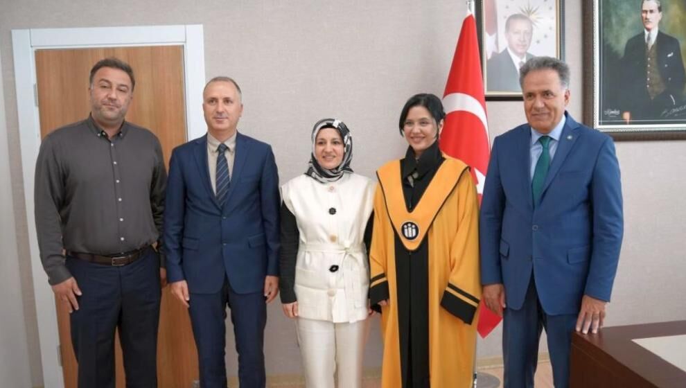 İki Akademisyene Cübbeleri Giydirildi