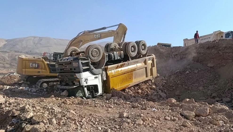İnşaat Alanında Kamyon Devrildi.. Sürücüsü Yaralandı!.