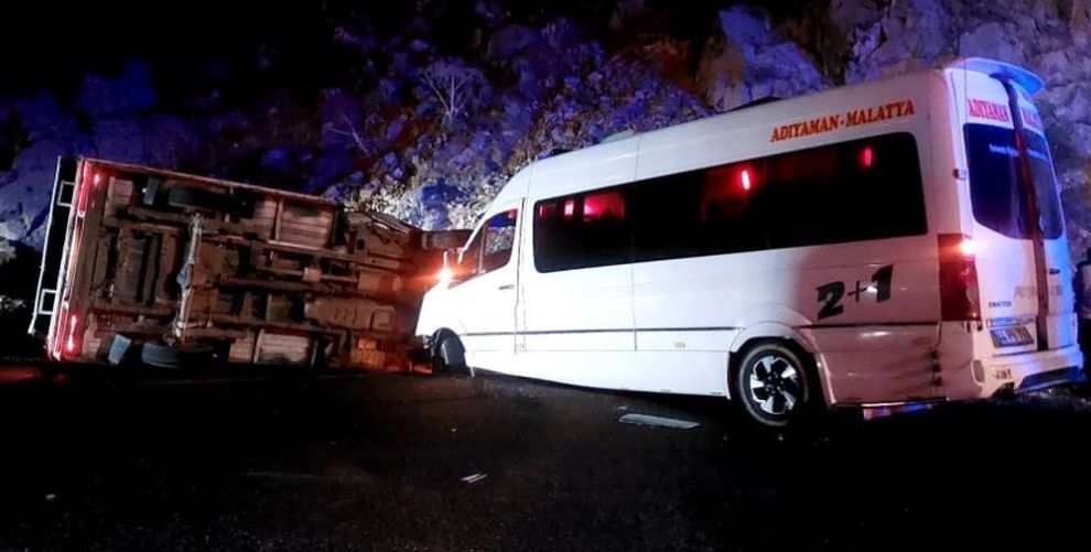 Malatya Plakalı İşçi Minibüsü Kaza Yaptı: 23 Yaralı