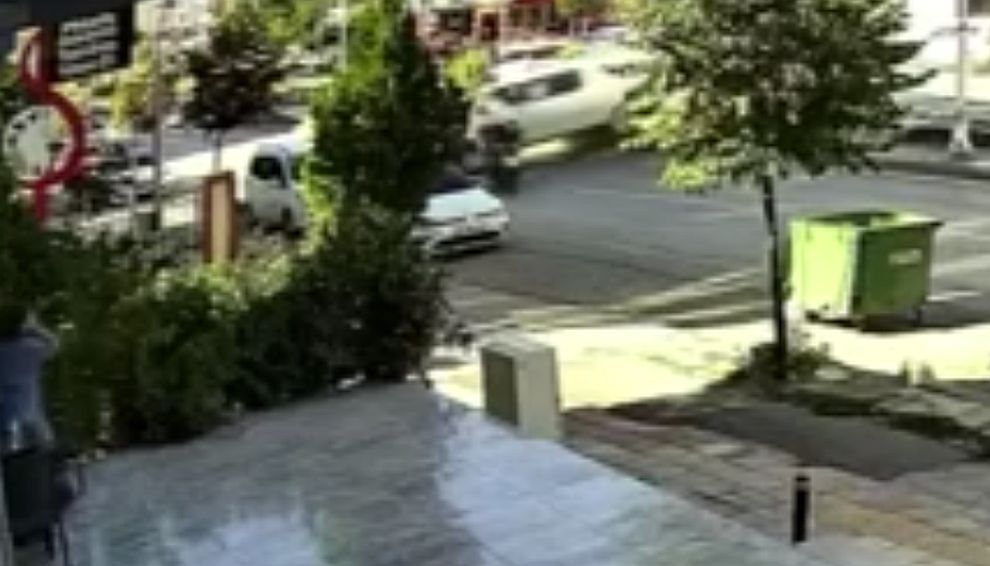 Minibüs Karşı Şeride Geçti, Motokurye Son Anda Kurtuldu
