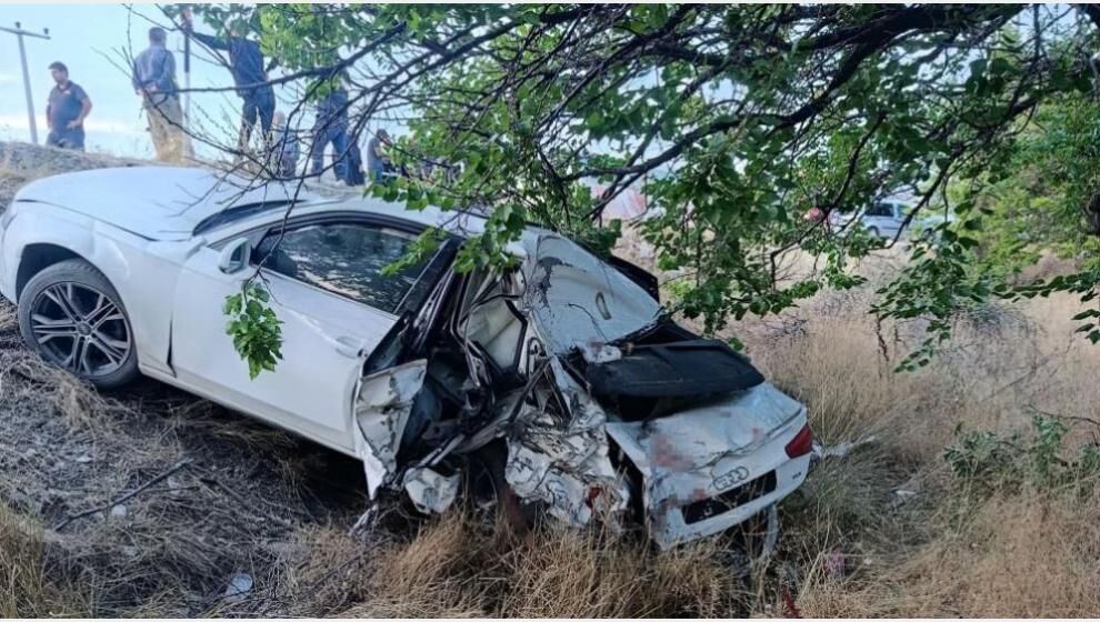 TIR, Otomobile Çarptı, 5 Kişi Yaralandı