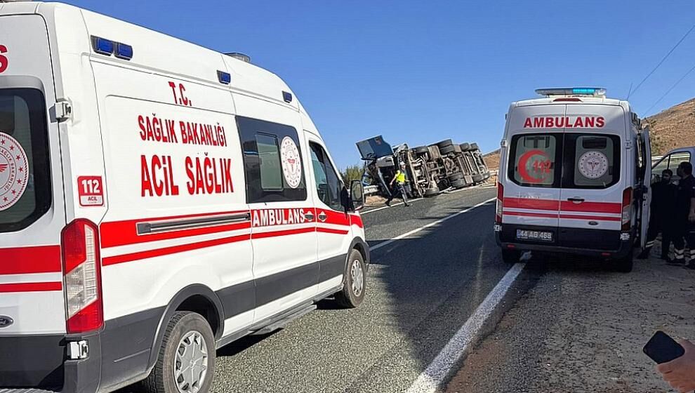 Pütürge'de TIR Devrildi.. 2 Kişi Yaralı