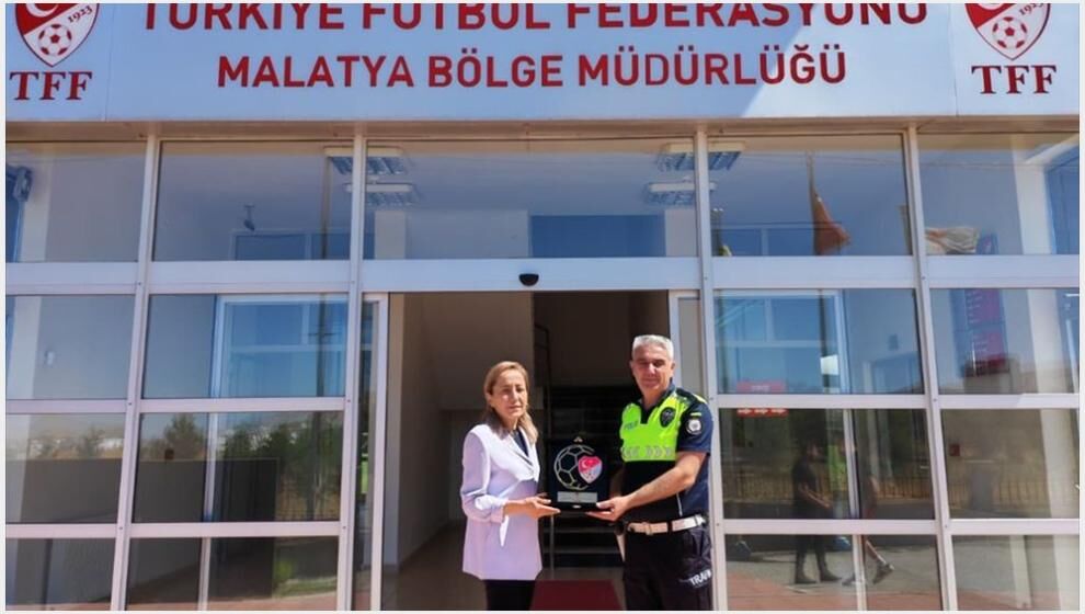Üşüyen Çocuğa Kendi Çorabını Giydiren Polise TFF'den Fair Play Ödülü