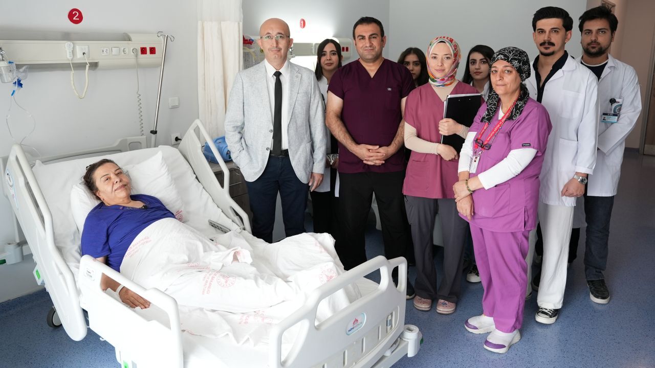 Şişkinlikle Başvurdu, 15 Kilogramlık Kitle Çıkarıldı
