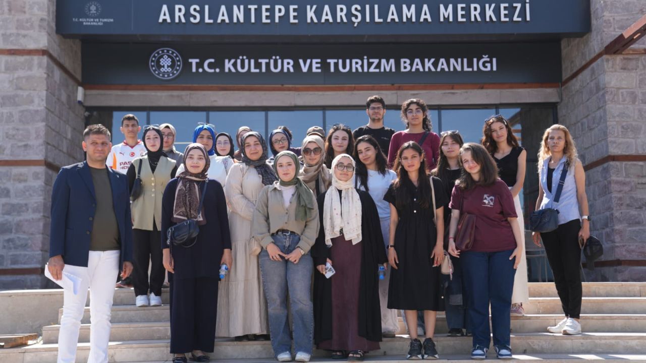 Üniversite Öğrencilerine Tarih ve Kültür Gezisi