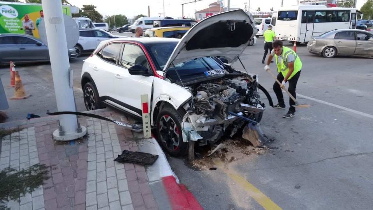 Yeşilyurt Belediyesi Önünde Kaza, 3 Kişi Yaralandı