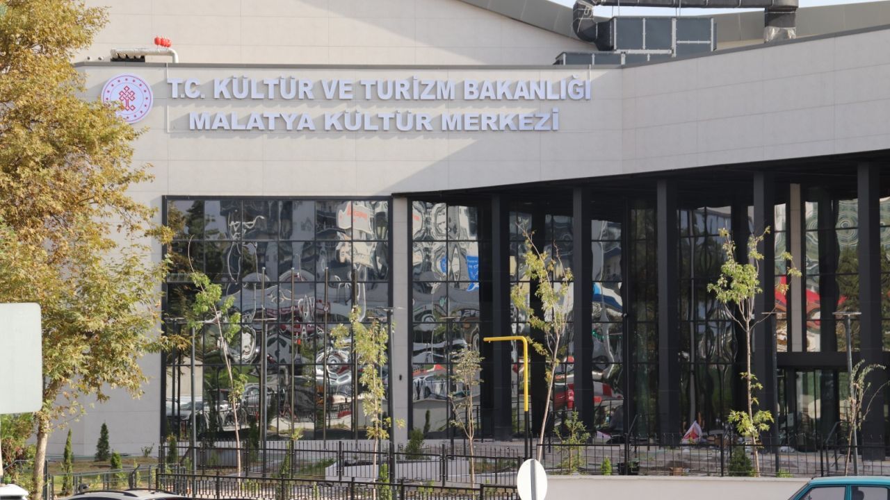Karşı Karşıya İki 'Kültür Merkezi' Oldu!.