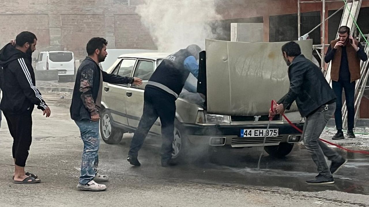 Pazardaki Araç Yangınına Zabıta ve Vatandaşlar Müdahale Etti