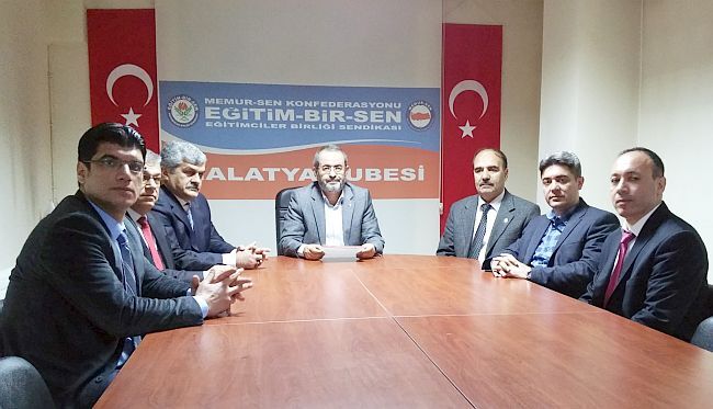 EĞİTİM BİR-SEN MALATYA ŞUBESİ, BİLDİRİ İMZALAYAN AKADEMİSYENLERE TEPKİ GÖSTEREREK AÇIKLAMADA BULUNDU. (BARIŞ TÜREL/MALATYA-İHA)