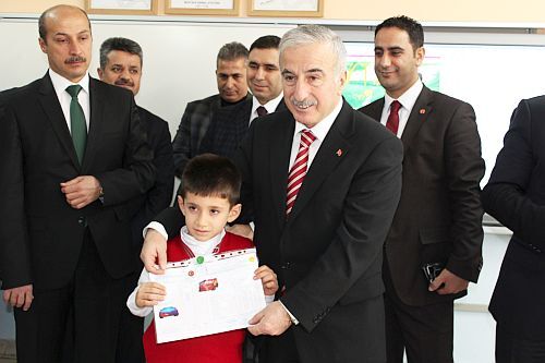 VALİ KAMÇI KARNE DAĞITIMI (ERDAL AKBUĞA/MALATYA-İHA)