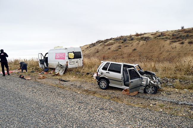 ADIYAMAN’IN BESNİ İLÇESİNDE YAĞMUR NEDENİYLE KAYGANLAŞAN YOLDA MEYDANA GELEN TRAFİK KAZASINDA 1 KİŞİ ÖLDÜ, 3 KİŞİ YARALANDI. (RAMAZAN KUYU/ADIYAMAN-İHA)