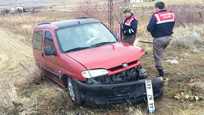 ELAZIĞ'DA MEYDANA GELEN TRAFİK KAZASINDA 1'İ POLİS 6 KİŞİ YARALANDI. (HALİL İBRAHİM VARLI/ELAZIĞ-İHA)