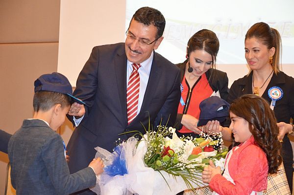 BAKAN TÜFENKCİ, ÇOCUKLARA GÜMRÜK MÜDÜRLÜĞÜ ŞAPKASI TAKTI. (BARIŞ TÜREL - CAHİT ÖZÇELİK/MALATYA-İHA)