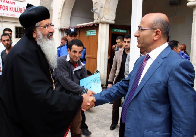 MEVLİDE KATILAN ADIYAMAN VALİSİ MAHMUT DEMİRTAŞ, EMNİYET MÜDÜRÜ FİKRET SALMANER VE MÜFTÜ MEHMET ALİ ÖZTÜRKÇÜ, CAMİ AVLUSUNDA BEKLEYEN METROPOLİT MELKİ ÜREK’LE TOKALAŞARAK SOHBET ETTİLER. (AHMET ARSLANTAŞ/ADIYAMAN-İHA)