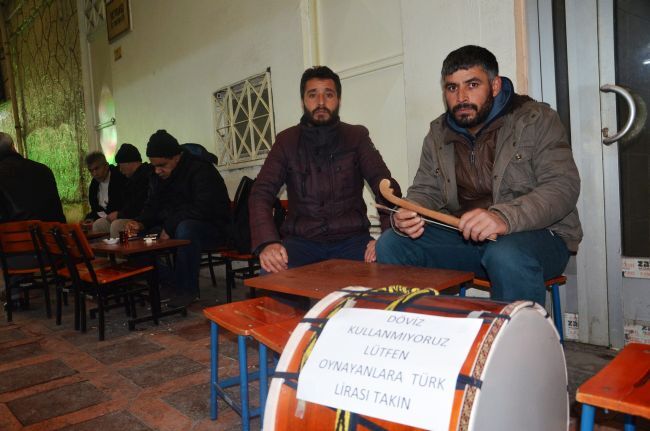 TÜRKİYE GENELİNDE BAŞLATILAN DÖVİZ KAMPANYALARINA MALATYA’DA BİR DAVULCU DA İLGİNÇ BİR KAMPANYAYLA İMZA ATTI. (MEHMET TÜREL/MALATYA-İHA)