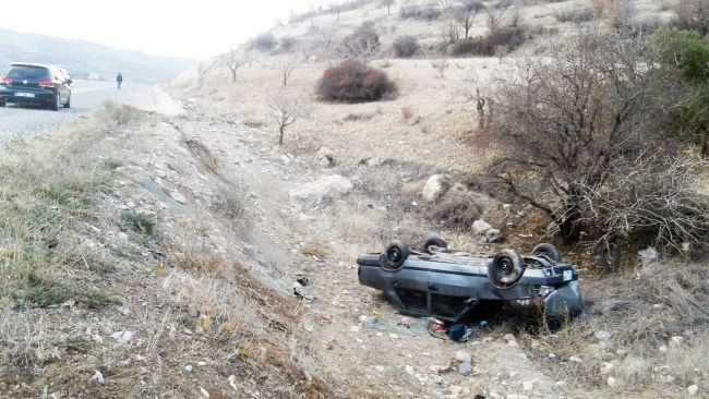 ADIYAMAN-GÖLBAŞI KARAYOLUNDA OTOMOBİLİN ŞARAMPOLE YUVARLANMASI SONUCU 4 KİŞİ YARALANDI. (RAMAZAN KUYU/ADIYAMAN-İHA)