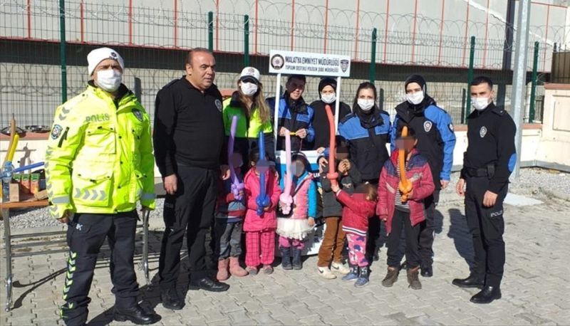 Dilencilik Yaptırılan Çocuklara Polis Şefkati